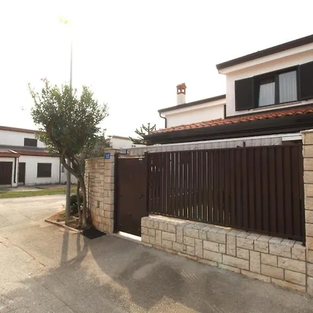 With Parking Space Zambratija, Umag - 27244 Zambratija (Istria)